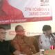Pembina Ormas Nasionalis Komunitas Banteng Asli Nusantara (KOMBATAN), Jenderal bintang dua (Pur), Sidarto Danusubroto (duduk tengah), diapit Ketua Umum DPN Kombatan, Budi Mulyawan (pegang mix) dan Ahmad Basarah sebagai ketua tim pemenangan Ganjar Pranowo, saat menghadiri rapat kerja (Raker) gabungan pengurus DPN Kombatan dan Jarwo Center, Pada Minggu 21 Mei 2023, di Resto Handayani Prima, Jalan Matraman Raya 45, Jakarta Timur. (Foto: Daeng Yusvin)