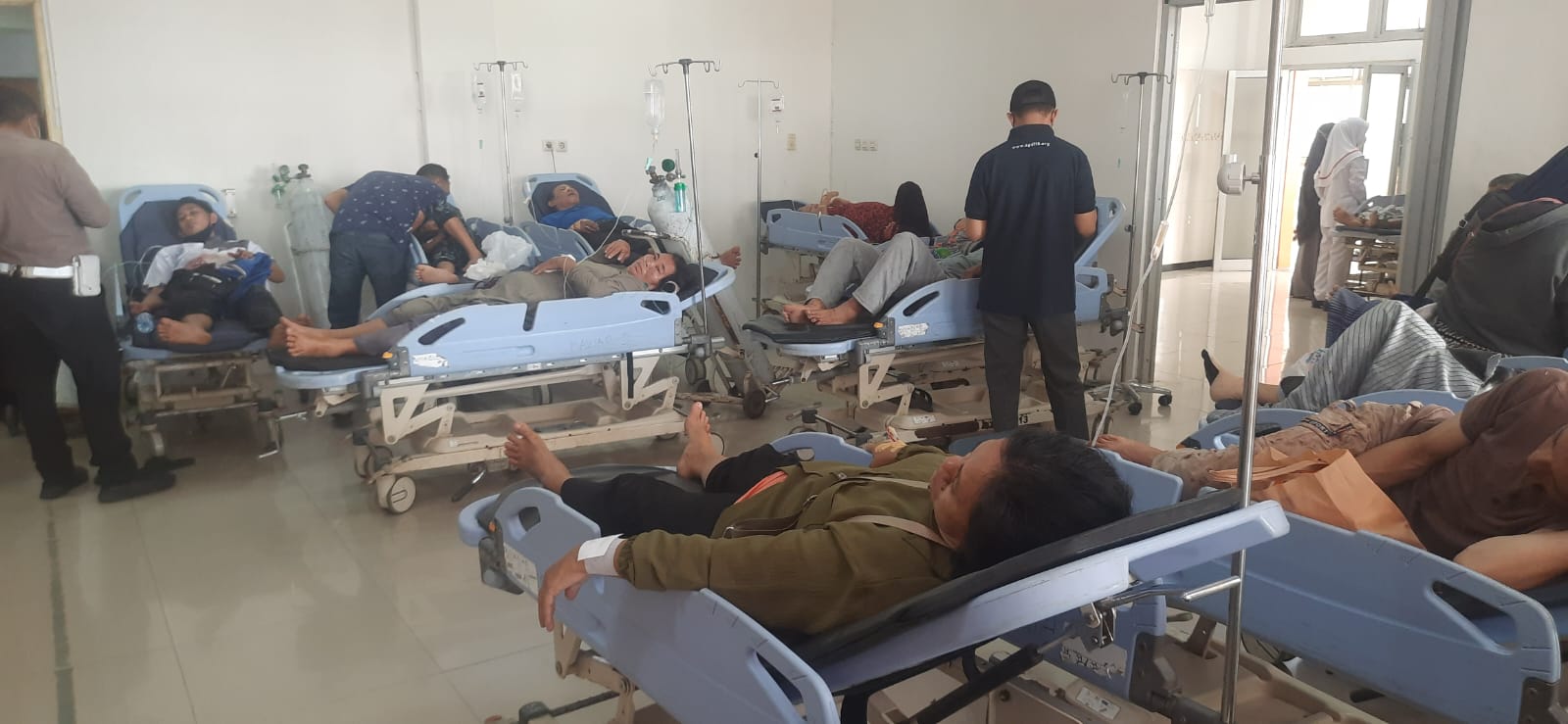 Kondisi penumpang bus yang mengalami kecelakaan di obyek wisata Guci Tegal kini dirawat di RS Soeselo Slawi (foto: PMI Kabupaten Tegal)