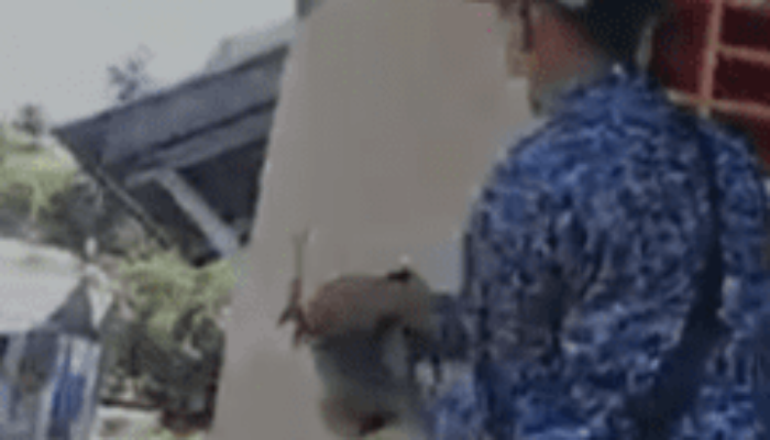 Ngeri, Emak-Emak Tondong Golok Ke Petugas PLN, Gegara Listrik Rumahnya Diputus