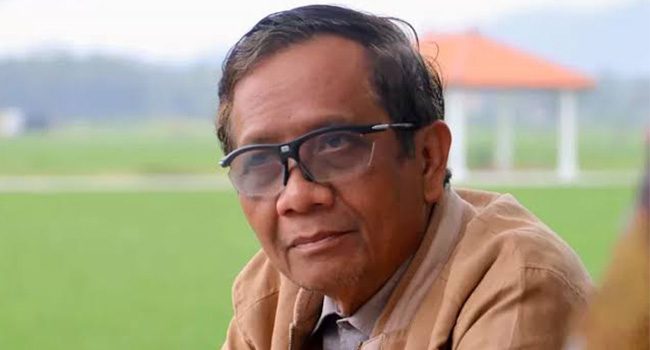 Prof. Mahfud MD Ditunjuk Jokowi Sebagai Plt Menkominfo, dalam kesempatannya Mahfud MD menjelaskan bahwa ia tetap mengikuti arahan dari Presiden RI agar proyek BTS tetap berjalan. (Foto: Sumber Hiphop)