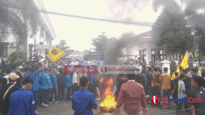 Ratusan mahasiswa dari Pergerakan Mahasiswa Islam Indonesia (PMII) bersama elemen pemuda dan masyarakat Pandeglang, menggelar aksi unjuk rasa di Kantor Bupati Pandeglang, pada Rabu 17 Mei 2023. (Foto: Daeng Yusvin)