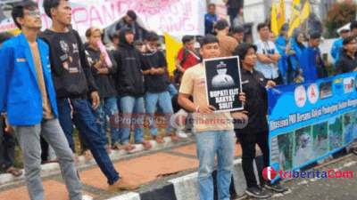 Ratusan mahasiswa dari Pergerakan Mahasiswa Islam Indonesia (PMII) bersama elemen pemuda dan masyarakat Pandeglang, menggelar aksi unjuk rasa di Kantor Bupati Pandeglang, pada Rabu 17 Mei 2023. (Foto: Daeng Yusvin)