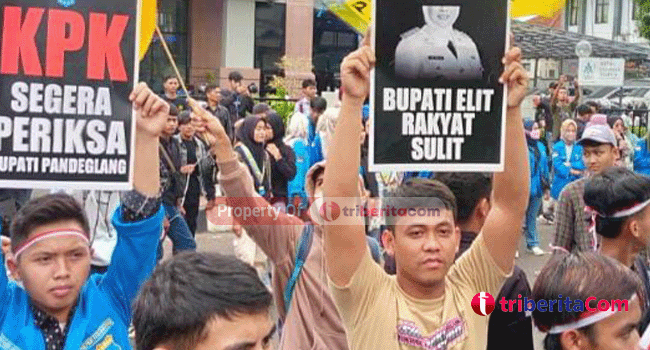 Ratusan mahasiswa dari Pergerakan Mahasiswa Islam Indonesia (PMII) bersama elemen pemuda dan masyarakat Pandeglang, menggelar aksi unjuk rasa di Kantor Bupati Pandeglang, pada Rabu 17 Mei 2023. (Foto: Daeng Yusvin)