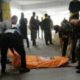 Petugas kepolisian sedang melakukan olah TKP dilokasi korban ditemukan tewas di Mall Ramayana Serang, akibat terjatuh dari lantai 4, pada Kamis dinihari tanggal 18 Mei 2023. (Foto: Daeng Yusvin)