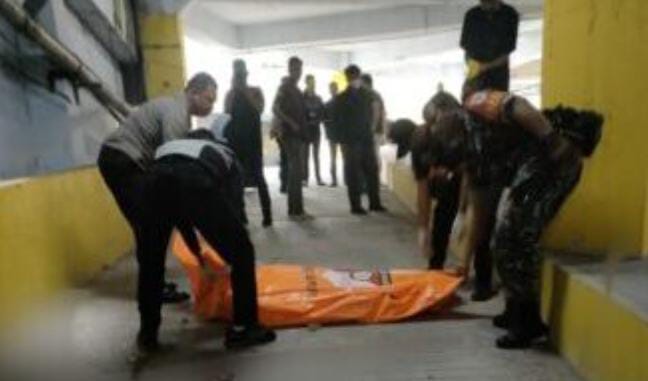 Petugas kepolisian sedang melakukan olah TKP dilokasi korban ditemukan tewas di Mall Ramayana Serang, akibat terjatuh dari lantai 4, pada Kamis dinihari tanggal 18 Mei 2023. (Foto: Daeng Yusvin)