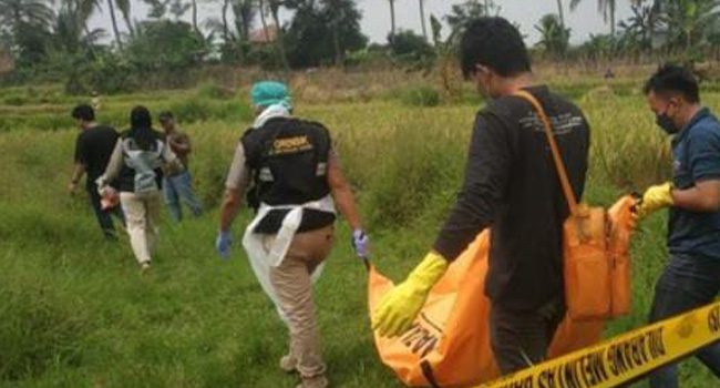 Pihak kepolisian sedang melakukan evakuasi mayat dengan kondisi kepala terpisah. (Foto: Sumber istimewah)
