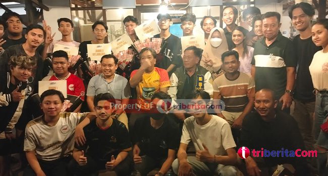 Setelah menerima hadiah, para juara Festival Olahraga Rekreasi Nasional (FORNAS) VII Provinsi Banten, foto bersama dengan Ketua IeSPA Banten, Ucu Nur Arief Jauhar dan Ketua KORMI Cilegon H Awab. (Foto: Daeng Yusvin)