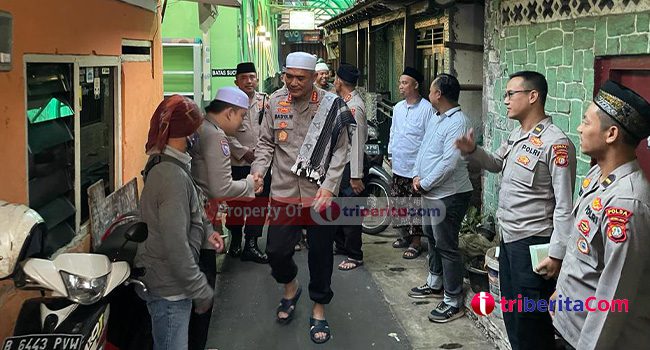 Dirbinmas Polda Metro Jaya Melakukan Suling dan Membagikan Sembako Kepada Warga. (Foto: Fathar)