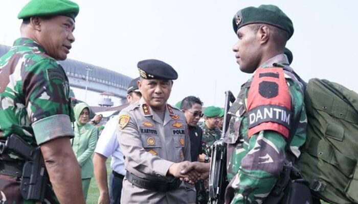Kapolda Metro Dampingi Pangdam Jaya Sambut Kedatangan Satgas Pamtas Papua Yonif 203/AK