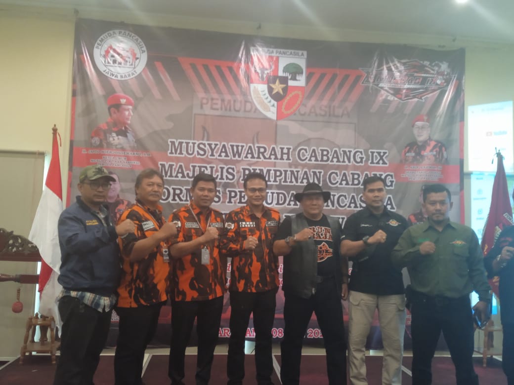 Abdul Azis dikukuhkam menjadi ketua ormas Pemuda Pancasila (PP) Kabupaten Karawang di acara musyawarah cabang (Muscab) ke IX di Hotel Aksaya, Senin (8/5).