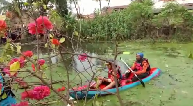 Tim SAR atau Relawan, serta warga setempat saat melakukan pencarian korban. (Foto: Asun Nirwanto)