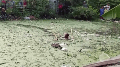 Tim SAR atau Relawan, serta warga setempat saat melakukan pencarian korban. (Foto: Asun Nirwanto)