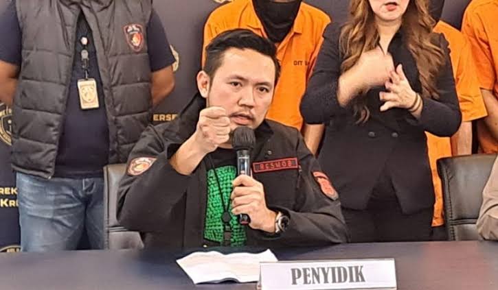 Kanit 2 Subdit Resmob Polda Metro Jaya Kompol Maulana Mukarom, menjelaskan kepada media terkait perampokan sindikat Lampung yang menargetkan Alfamart. (Foto: Fathar)