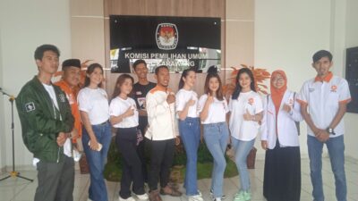 Para kader dan relawan Partai PKS melakukan konvoi dari kantor DPD menuju kantor KPU Karawang. (Foto: Andika)