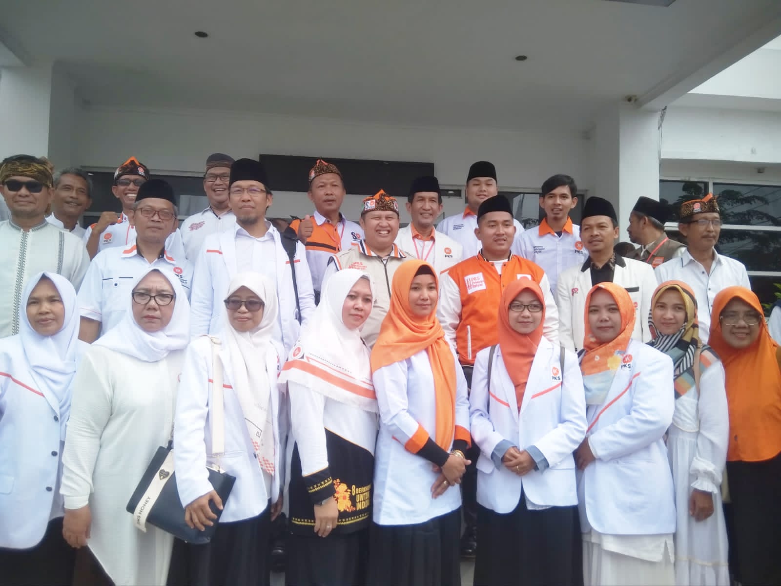 Para kader dan relawan Partai PKS melakukan konvoi dari kantor DPD menuju kantor KPU Karawang. (Foto: Andika)