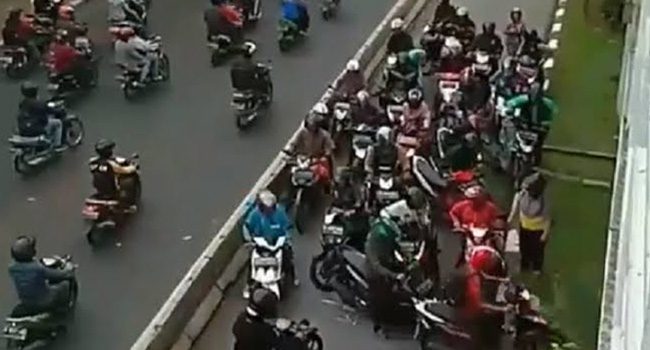 Pengendara Yang Nekat Masuk Jalur Transjakarta Kali Ini Tidak Bisa Main-Main, Pasalnya Polisi Akan Tindak Tegas Pelanggar Ini Dengan Tilang Manual. (Foto: Sumber Otomania)