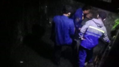 Petugas gabungan dan warga berjibaku melakukan upaya pencarian. (Foto: Sumber istimewah)