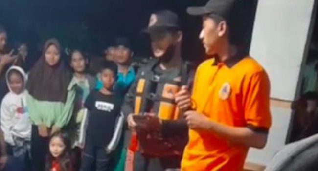 Petugas gabungan dan warga berjibaku melakukan upaya pencarian. (Foto: Sumber istimewah)