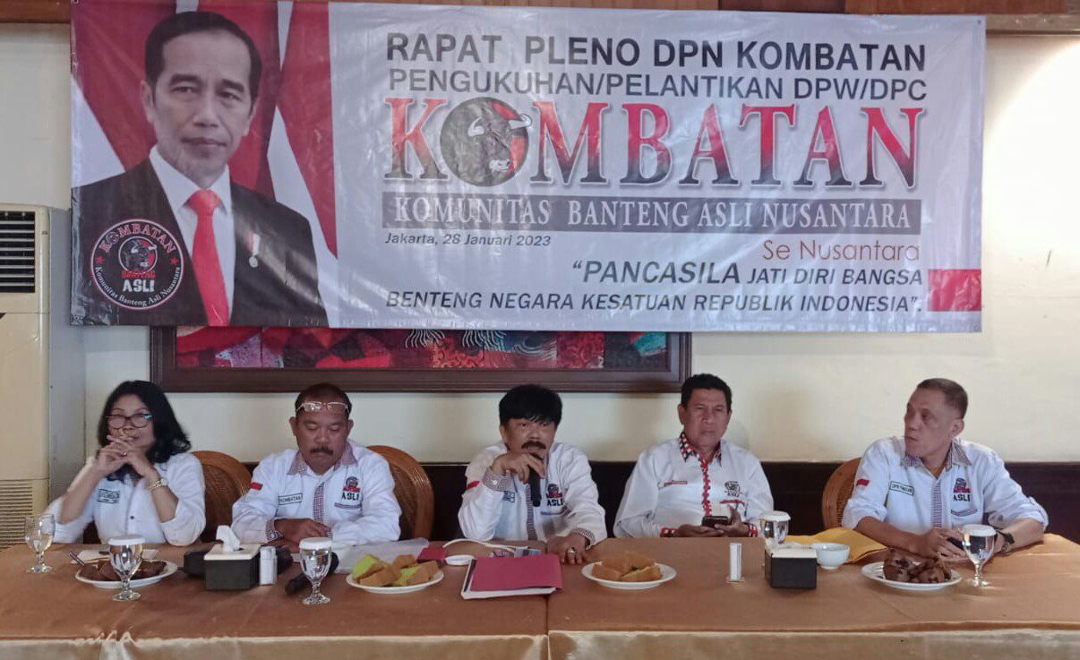 Ketua Umum Dewan Pimpinan Nasional (DPN) Kombatan, Budi Mulyawan alias Cepi (tengah) saat konpres, Jumat 12 Mei 2023. (Foto: Daeng Yusvin)