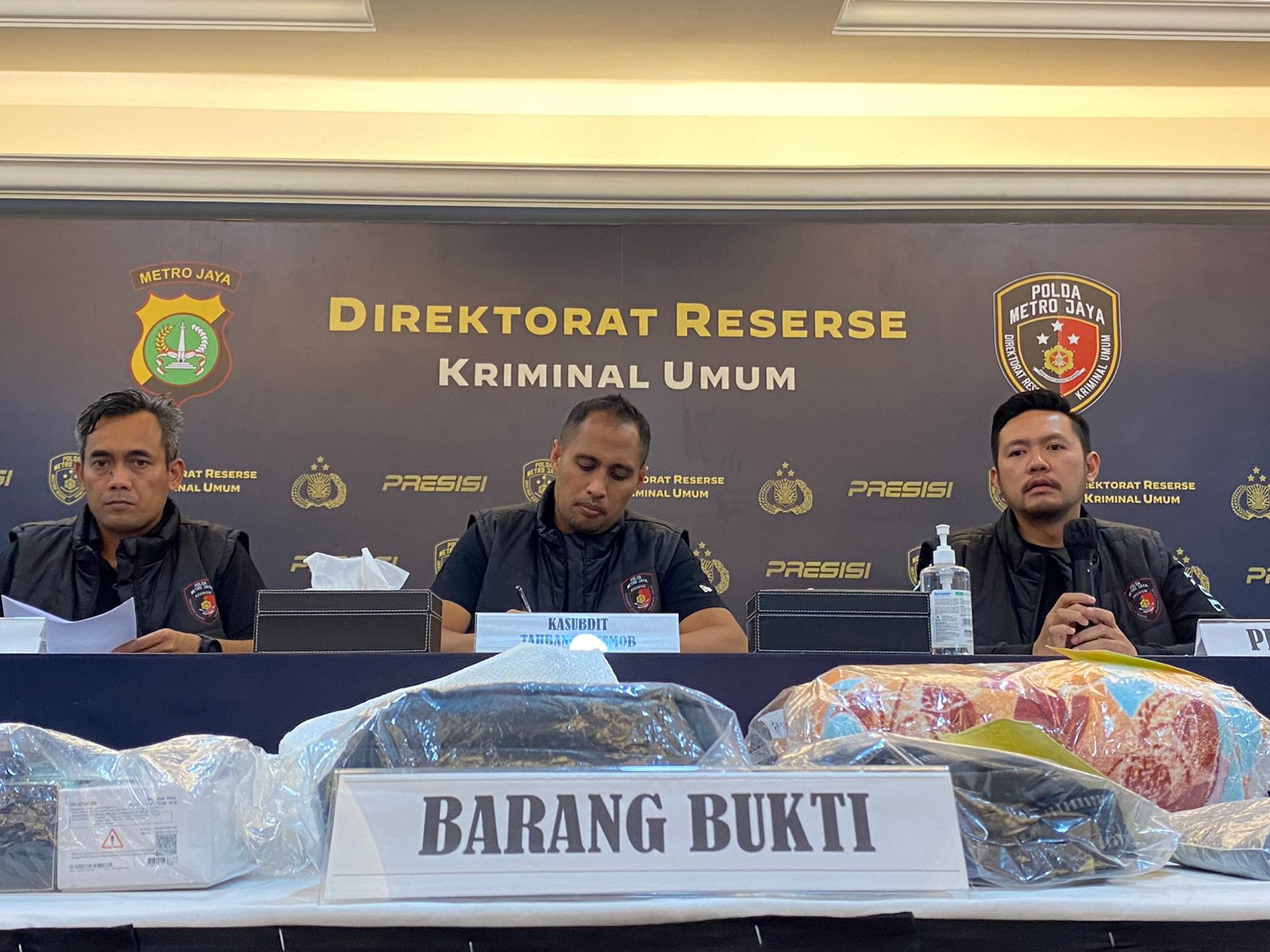 Kassubdit Resmob Bersama dengan Kanit 2 Resmob Polda Metro Jaya menggelar konferensi pers terkait penemuan mayat perempuan di Tol Cilincing. (Foto: Fathar)