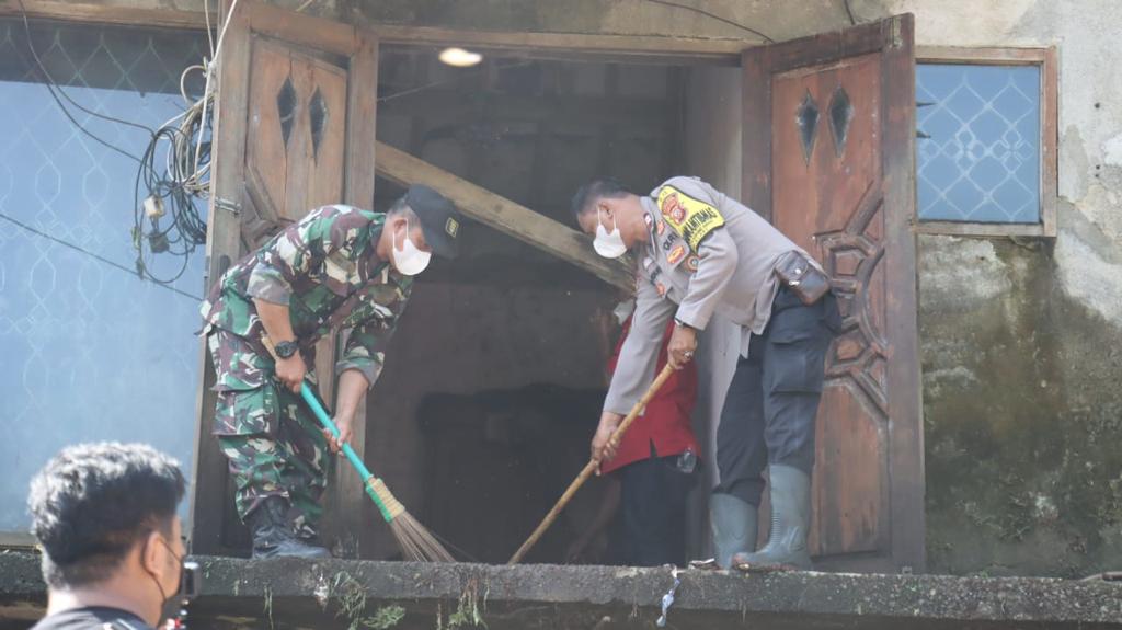 jajaran Polsek Klari Polres Karawang Polda Jabar Bersama Koramil 0412 Klari Kodim 0604 Karawang dan Pemerintah Kabupaten (Pemkab) Karawang melaksanakan kegiatan bakti sosial bersih bersih rumah praktek Dr Iwayan Tirta Semedi, Jumat (05/05/2023).