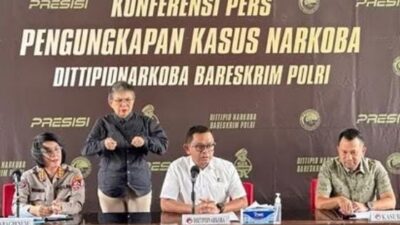 Polisi gelar konpres warga negara Iran selundupkan 264 kilogram sabu cair ditangkap di perairan Pelabuhan Tinjil, Pandeglang, Banten. (Foto: Sumber Istimewah)