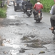 Banyak Jalan Utama, penghubung antar Kecamatan dan Desa masih saja belum diperbaiki, Kabupaten Bekasi, Pada Jum'at 12 Mei 2023. (Foto: Jeje)