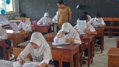 Siswa-siswi SMPN 13 Tambun Selatan, Kabupaten Bekasi, sedang melaksanakan Ujian Satuan Pendidikan (USP) (Foto: Sumber Guru SMPN 13 Tamsel).