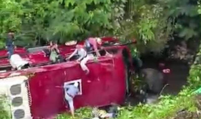 Bus pariwisata yang mengalami kecelakaan di kawasan Guci, Tegal, Jawa Tengah, Minggu 7 Mei 2023. (Foto: Sumber istimewah)