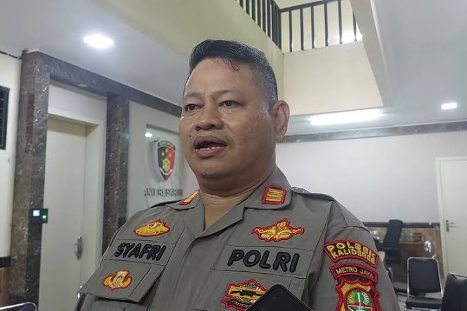 Kapolsek Kalideres AKP Syafri Wasdar, menjelaskan pihaknya mengamankan seorang remaja yang kedapatan membawa sajam dan menggunakan kendaraan tanpa plat. (Foto: Fathar)