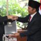 Mendagri Tito Karnavian menyerahkan Kepres Perpanjangan Masa Jabatan Pj Gubernur Banten kepada Al-Muktabar. (Foto : istimewah)