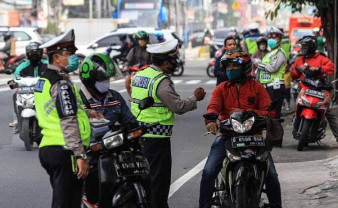 DPR Mendukung Penuh Polri Untuk Terapkan Tilang Manual Kembali, Hal ini Dinilai Sangat Efektif Untuk Para Pelanggar. (Foto: Sumber Ayo Jakarta)