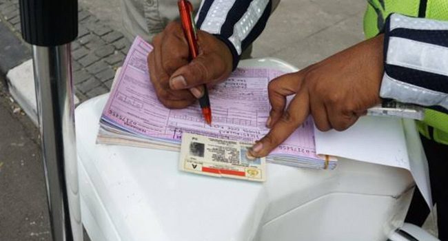 Ditlantas Polda Jawa Barat, kembali menerapkan tilang manual, hal Ini disampaikan oleh kabid humas Polda Jawa Barat Kombes Pol Ibrahim. (Foto: Sumber Ntmc Polri)
