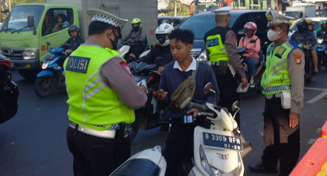 Satlantas Polres Depok mulai kembali berlakukan tilang manual, dalam penindakan ini 495 kendaraan berhasil ditindak dengan berbagai pelanggaran. (Foto: Sumber Ntmc Polri)