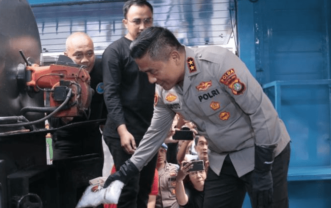 Kapolda Metro Jaya Irjen Pol Karyoto, memimpin langsung pemusnahan narkoba hasil tangkapan dari Polda bersama Polres Jajaran. (Foto: Fathar)