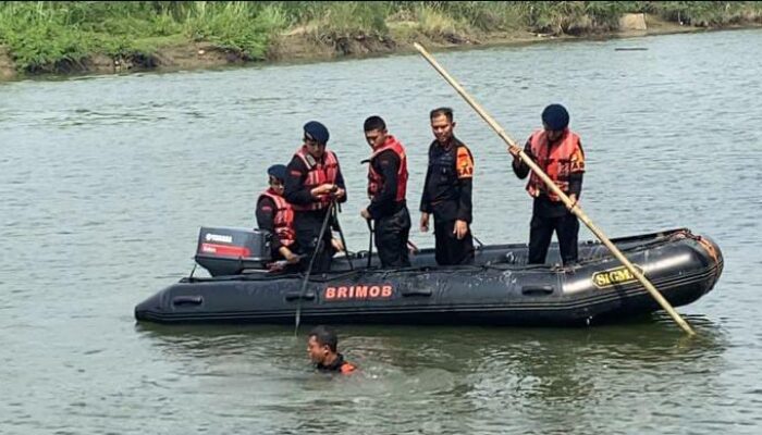 Tragis, Brimob Batalyon D Cikarang Pusat Berhasil Evakuasi Jasad Pelaku Curanmor di Kali Citarum Bekasi