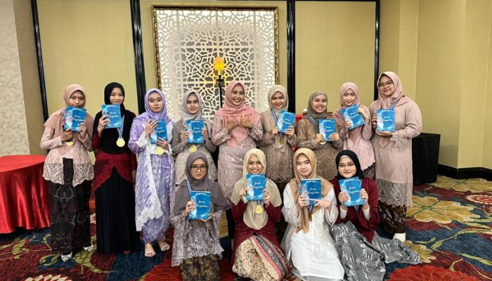 Kompak, Para Siswa Sekolah Terbitkan Buku di Momen Pelapesan Kelas SMPIT Al Fitrah Bandung