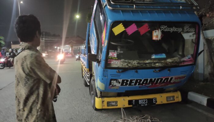 Gegara Oli Berceceran, Empat Sepeda Motor Jatuh Terpleset di Jalan Cikarang Bekasi