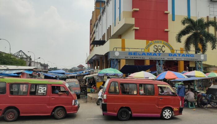 Harga Daging Ayam Melonjak, Ratusan Pedagang di Pasar Baru Cikarang Demo ke Jakarta