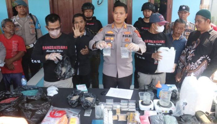 Kolaborasi Polisi RW, Tim Sanggabuana Polres Karawang Ringkus Pelaku Pengedar Narkotika