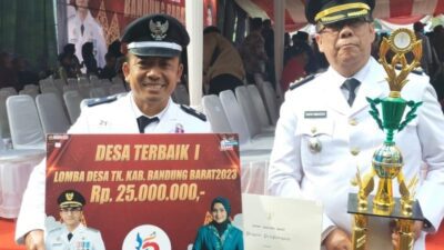 Kepala Desa Kertawangi, Steve Ewon menerima penghargaan dari Pemkab Bandung Barat