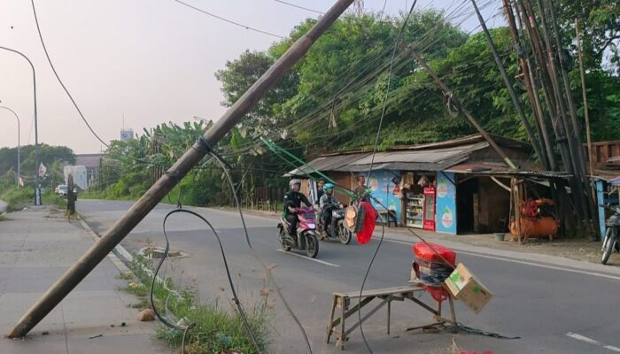 Gegara Tiang Telkom, Tiga Pemotor Tersangkut Kabel di Jalan Inspeksi Kalimalang