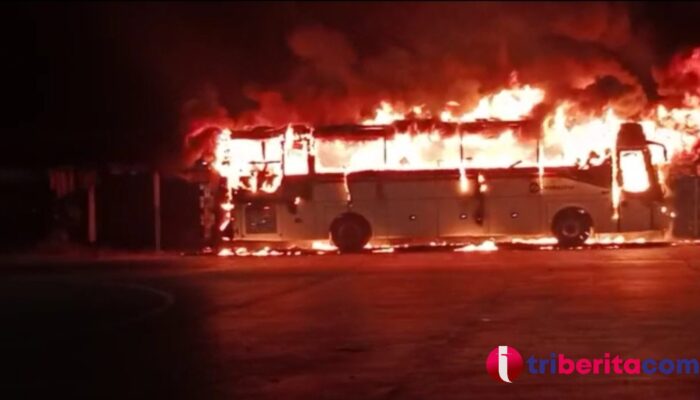 Breaking News! Terparkir di Pinggir Jalan, Bus Primajasa Hangus Terbakar di Cikarang