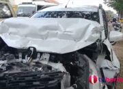 Diduga Main HP Dijalan, Minibus Hantam Truk Hingga Ringsek di Cikarang Timur