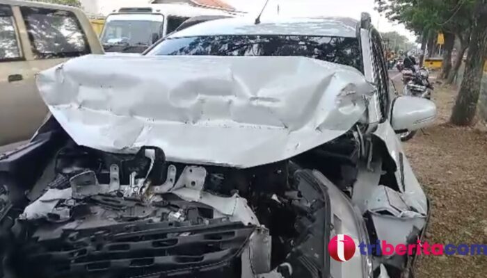 Diduga Main HP Dijalan, Minibus Hantam Truk Hingga Ringsek di Cikarang Timur