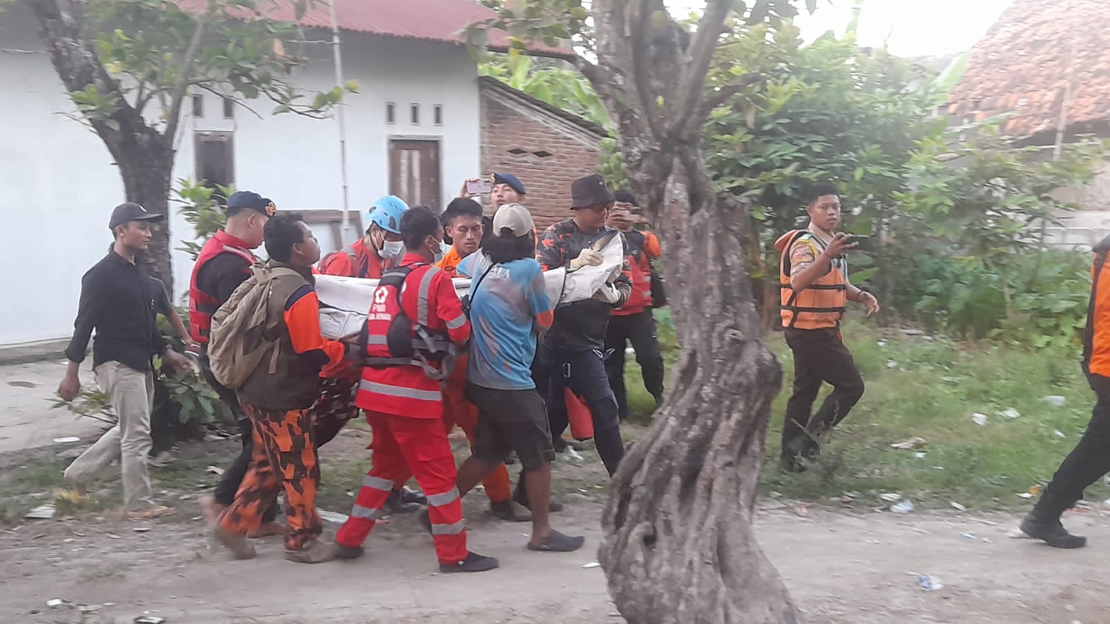 Tim SAR gabungan akhirnya menemukan pemuda berinisial GG (20) yang tenggelam pada kamis (29/6) di Sungai Citarum,