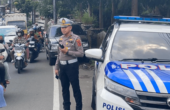 Guna antisipasi kepadatan lalu lintas, Satlantas Polres Bogor memberlakukan One Way di jalur puncak. (Foto: Fathar)