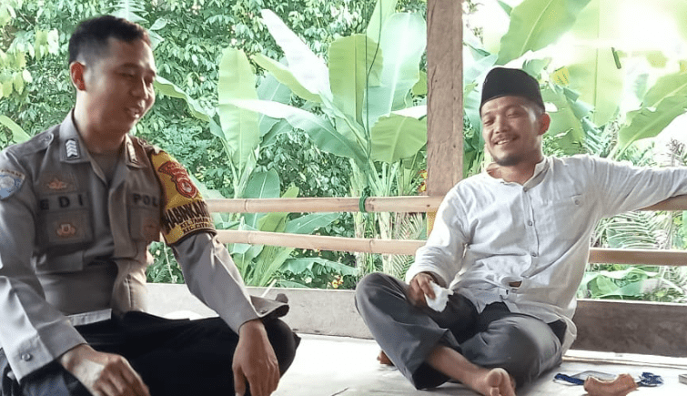 Bhabinkamtibmas Kelurahan Taman Baru BRIPKA Ediyanto, sedang berdialog dengan salah satu Tokoh Masyarakat. (Foto: Sumber HumasResClg)