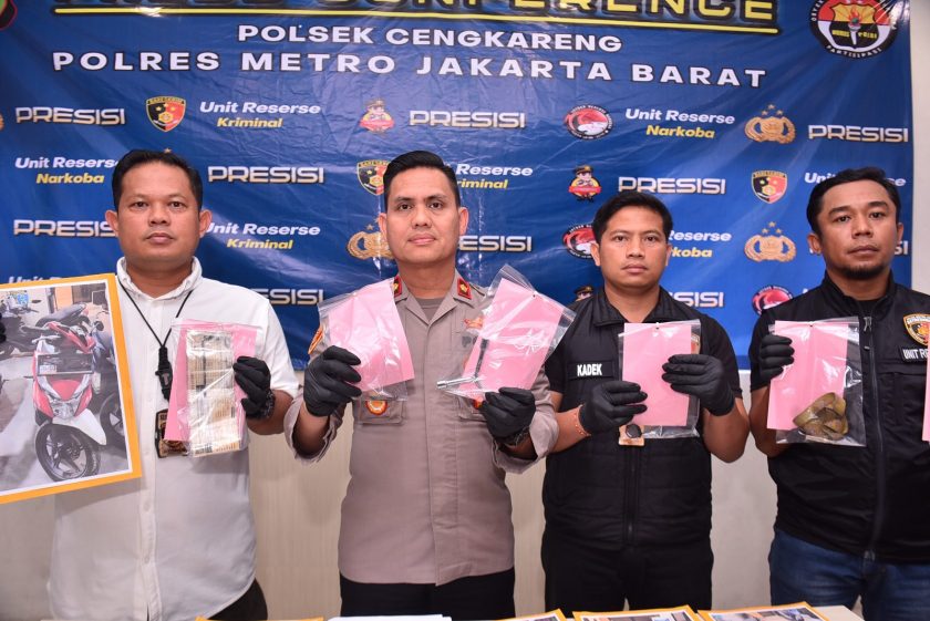 Dua pria berinisial DAM (20) dan DPP (19) bak ayam sayur saat ditangkap polisi di sebuah Indekos kawasan Duri Kosambi, Cengkareng, Jakarta Barat. (Foto: Fathar)