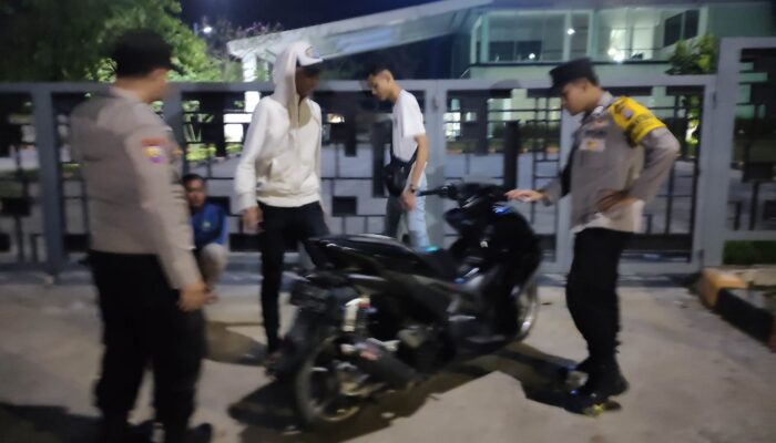 Cegah Tawuran dan Balap Liar, Polsek Cibeber Laksanakan Blue Light Patrol di Malam Hari